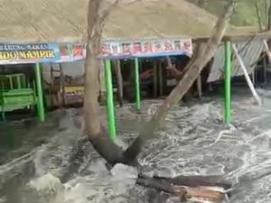 Banjir Rob Terjang Pesisir Pantai Serang Blitar Banjir Rob Terjang Pesisir Pantai Serang Blitar