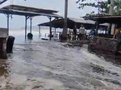 Banjir Rob Akibat Gelombang Tinggi Terjang Pantai Selatan Trenggalek