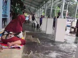 Pesisir Selatan Malang Diterjang Banjir Rob