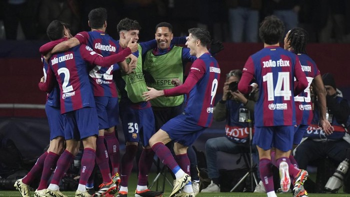 Barcelonas Robert Lewandowski, third right, celebrates with his teammates after scoring his sides third goal during the Champions League, round of 16, second leg soccer match between Barcelona and SSC Napoli at the Olympic Lluis Companys stadium in Barcelona, Spain, Tuesday, March 12, 2024. (AP Photo/Emilio Morenatti)
