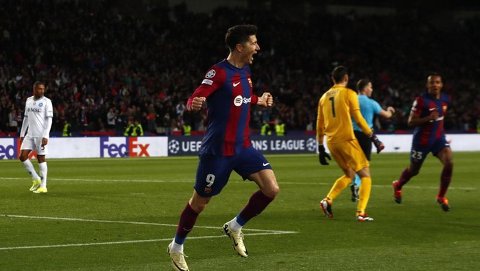 Barcelona, Robert Lewandowski Barcelona's Robert Lewandowski celebrates after scoring his sides third goal during the Champions League, round of 16, second leg soccer match between FC Barcelona and SSC Napoli at the Olympic Stadium in Barcelona, Spain, Tuesday, March 12, 2024. (AP Photo/Joan Monfort)