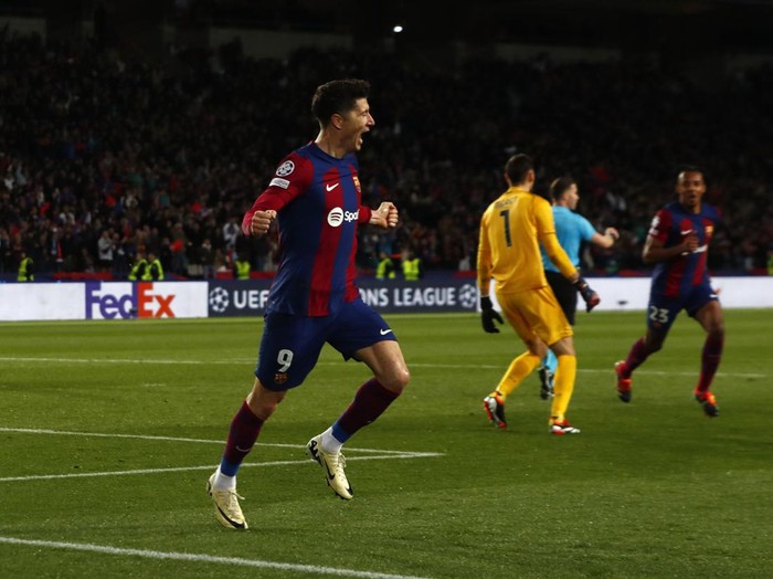 Barcelona's Robert Lewandowski celebrates after scoring his sides third goal during the Champions League, round of 16, second leg soccer match between FC Barcelona and SSC Napoli at the Olympic Stadium in Barcelona, Spain, Tuesday, March 12, 2024. (AP Photo/Joan Monfort)