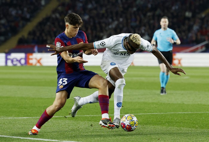 Soccer Football - Champions League - Round of 16 - Second Leg - FC Barcelona v Napoli - Estadi Olimpic Lluis Companys, Barcelona, Spain - March 12, 2024 FC Barcelonas Pau Cubarsi in action with Napolis Victor Osimhen REUTERS/Albert Gea