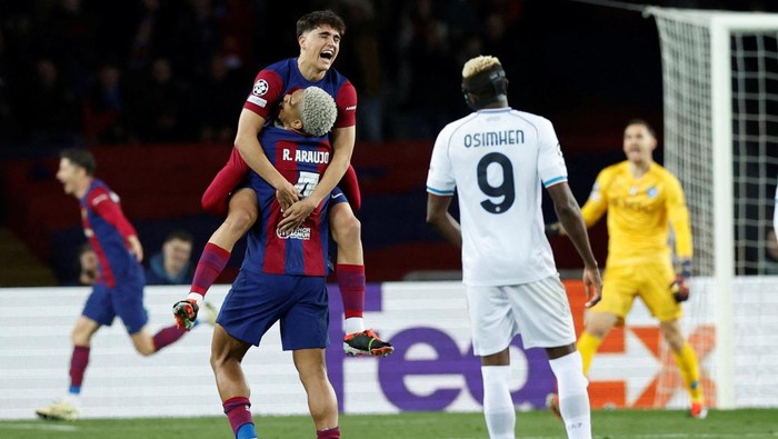 Soccer Football - Champions League - Round of 16 - Second Leg - FC Barcelona v Napoli - Estadi Olimpic Lluis Companys, Barcelona, Spain - March 12, 2024 FC Barcelonas Pau Cubarsi and Ronald Araujo celebrate after Robert Lewandowski scores their third goal REUTERS/Albert Gea     TPX IMAGES OF THE DAY