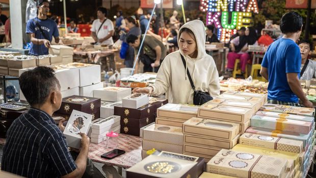 Berburu kue di Sentra Kue Subuh Senen Warga memilih kue di Sentra Kue Subuh, Pasar Senen, Jakarta, Rabu (13/3/2024). Pasar kue subuh yang beroperasi sejak 1960 itu menjadi salah satu lokasi berburu beragam jenis kue basah dan kering yang dijual mulai harga Rp1.000 hingga Rp150.000 per kuenya saat menjelang sahur di bulan Ramadhan. ANTARA FOTO/Bayu Pratama S
