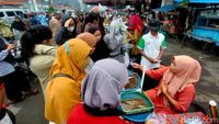 Potret Berburu Takjil di Pasar Karangmenjangan Surabaya