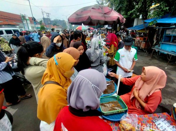 Potret Berburu Takjil di Pasar Karangmenjangan Surabaya