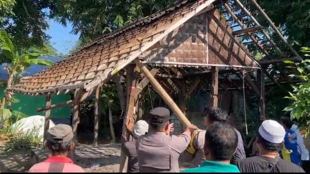 Bripka Ilham Wahyu bersama anak-anak yatim piatu di Lombok Tengah