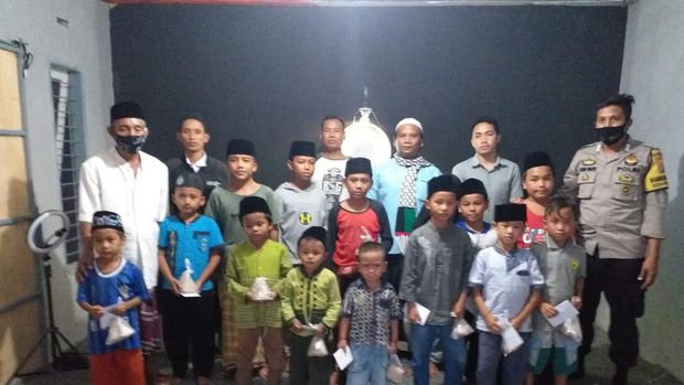 Bripka Ilham Wahyu bersama anak-anak yatim piatu di Lombok Tengah