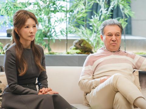 Drama Korea Queen of Tears (2024) Lee Mi-sook dan Kim Gap-soo sebagai Moh Seul-hee dan Hong Man-dae dalam drama Korea Queen of Tears (2024). (tvN)