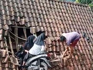 Viral Bocah Naik Motor Bonceng 3 Nabrak dan Nyangkut di Genting, Kok Bisa? Viral Bocah Naik Motor Bonceng 3 Nabrak dan Nyangkut di Genting, Kok Bisa?