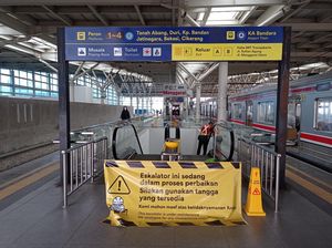 Eskalator Peron 11-12 Stasiun Manggarai Masih Mati, Warga Antre Gunakan Lift Eskalator Peron 11-12 Stasiun Manggarai Masih Mati, Warga Antre Gunakan Lift