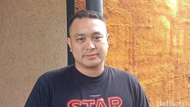 Berita Seputar Selebriti Insertlive Terkini : Gilang Dirga soal Aksi Pengibaran Bendera One Piece: Bukan Makar...