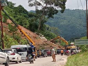 Sempat Lumpuh Akibat Longsor, Jalan Nasional Muara Emat Bisa Dilintasi Lagi