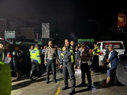 Banjir Bangkalan Belum Bisa Dilewati, Polisi: Ketinggian Masih 1 Meter