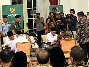Momen Jokowi-Maruf Serahkan Zakat ke Baznas di Istana Negara Momen Jokowi-Maruf Serahkan Zakat ke Baznas di Istana Negara