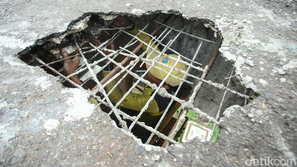 JPO Berlubang di Grogol Mulai Diperbaiki
