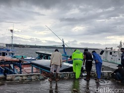 Tak Melaut, Nelayan Situbondo Sibuk Jaga Kapal saat Gelombang Tinggi