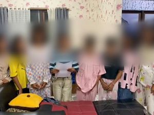 8 ABG Perempuan di Palembang Terlibat Tawuran Dijemput Polisi, Minta Maaf 8 ABG Perempuan di Palembang Terlibat Tawuran Dijemput Polisi, Minta Maaf