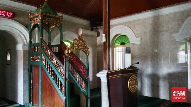 Masjid As-Syuhada yang berada di Kampung Islam Bugis, di Pulau Serangan, Kota Denpasar, Bali. Masjid ini diyakini sudah berdiri sejak abad ke-17, ketika warga Bugis dari Sulsel hijrah ke Pulau Serangan dan meminta izin ke Puri Pemecutan untuk membangun pemukiman di sana. (CNNIndonesia/Kadafi)