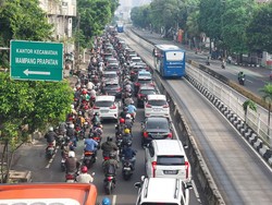 Hari Pertama Kerja Usai Libur Panjang, Lalin Mampang Arah Kuningan Macet