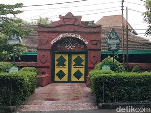 8 Masjid Bersejarah dan Berarsitektur Unik di Cirebon 8 Masjid Bersejarah dan Berarsitektur Unik di Cirebon