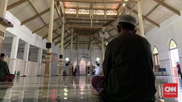 Masjid Jami Peneleh dikenal warga Surabaya  dibangun oleh Raden Rahmat atau yang dikenal sebagai Sunan Ampel pada abad ke-14, tepatnya 1421 Masehi. (CNNIndonesia/Farid)