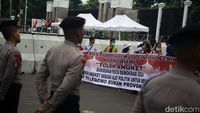 Massa Dua Kubu Terkait Pemilu 2024 Berunjuk Rasa di Depan DPR