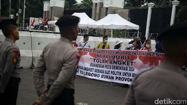 Massa Dua Kubu Terkait Pemilu 2024 Berunjuk Rasa di Depan DPR