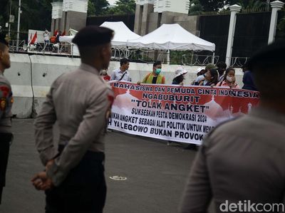Massa Dua Kubu Terkait Pemilu 2024 Berunjuk Rasa di Depan DPR
