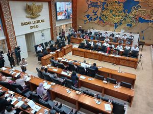 Di Rapat DPR, Mendagri Tegaskan Gubernur DKJ Dipilih Bukan Ditunjuk Di Rapat DPR, Mendagri Tegaskan Gubernur DKJ Dipilih Bukan Ditunjuk