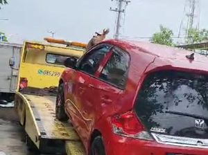 Warga Pamekasan Rela Sewa Mobil Towing demi Lolos dari Banjir Bangkalan