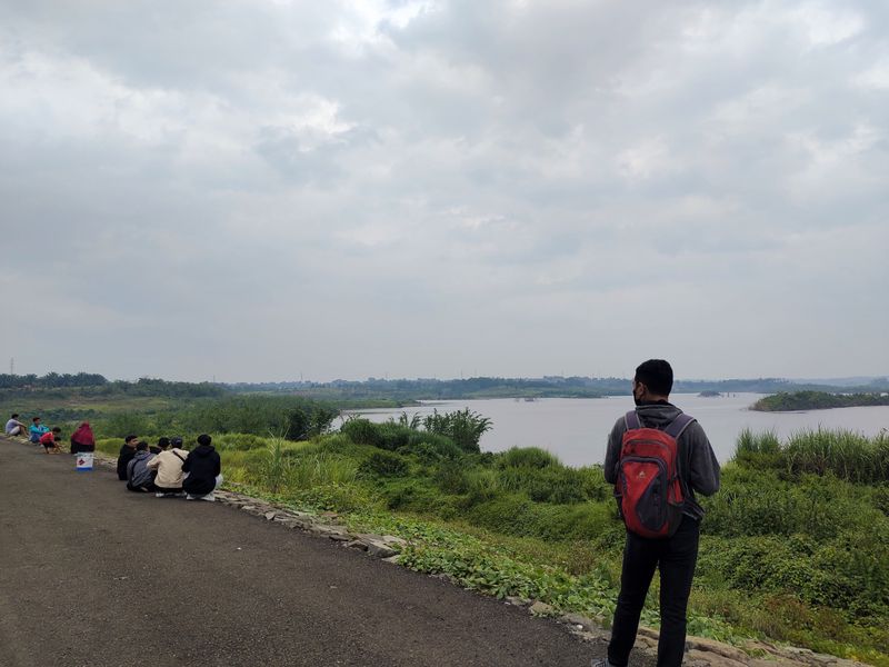 Ngabuburit di Bendungan Karian, Lebak, Banten (Fathul/detikcom)