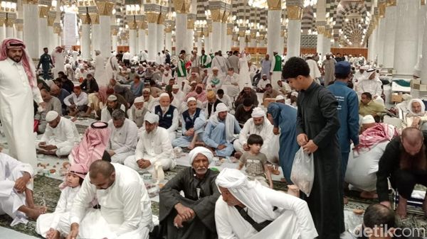 Gema Zikir dan Lantunan Ayat Suci saat Ngabuburit di Masjid Nabawi