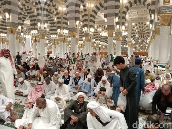 Gema Zikir dan Lantunan Ayat Suci saat Ngabuburit di Masjid Nabawi