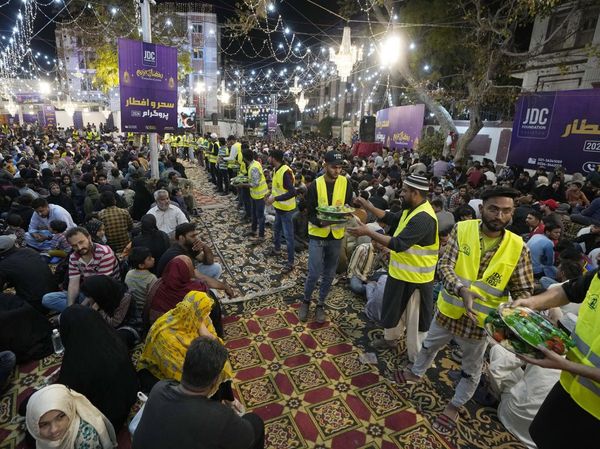 Ramainya Makan Sahur Gratis di Karachi Pakistan
