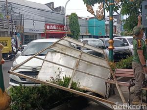 Papan Reklame Jatuh Terhempas Angin Kencang Timpa 2 Mobil di Kota Malang Papan Reklame Jatuh Terhempas Angin Kencang Timpa 2 Mobil di Kota Malang