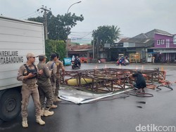 Lagi-lagi Reklame Ilegal Ambruk Memakan Korban Jiwa