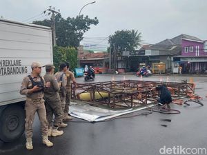 Lagi-lagi Reklame Ilegal Ambruk Memakan Korban Jiwa Lagi-lagi Reklame Ilegal Ambruk Memakan Korban Jiwa