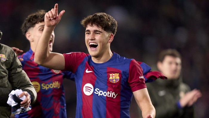 BARCELONA, SPAIN - MARCH 12: Pau Cubarsi of FC Barcelona celebrates victory after the UEFA Champions League 2023/24 round of 16 second leg match between FC Barcelona and SSC Napoli at Estadi Olimpic Lluis Companys on March 12, 2024 in Barcelona, Spain. (Photo by Pedro Salado/Getty Images)