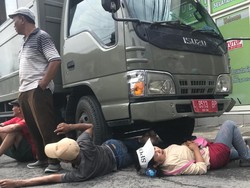 Pedagang Kutisari Selatan Berbaring Hadang 2 Truk Satpol PP Surabaya