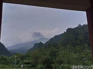 7 Desa di Magelang Diguyur Hujan Abu Gunung Merapi 7 Desa di Magelang Diguyur Hujan Abu Gunung Merapi