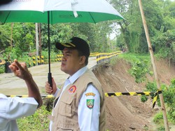 Bupati Pantau Longsor Akibat Tergerus Air Sungai Bengawan Solo di Blora
