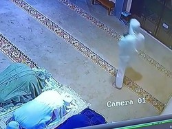 Maling Terekam CCTV Curi Dompet Jemaah Salat Subuh di Kota Malang