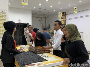 Legitnya Kurma Lawang Agung yang Diserbu Pembeli di Awal Ramadan Legitnya Kurma Lawang Agung yang Diserbu Pembeli di Awal Ramadan