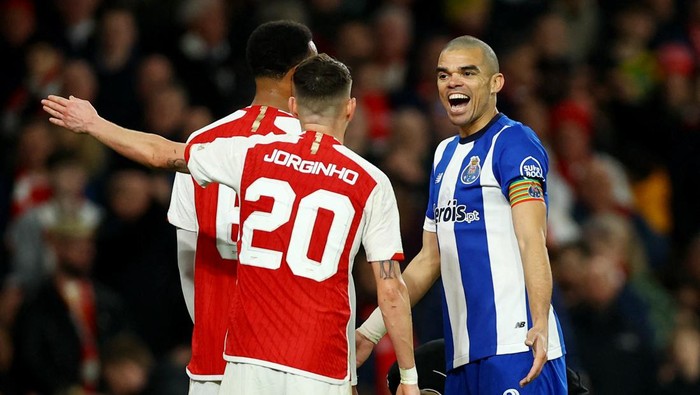 Soccer Football - Champions League - Round of 16 - Second Leg - Arsenal v FC Porto - Emirates Stadium, London, Britain - March 12, 2024 Arsenals Gabriel and Jorginho clash with FC Portos Pepe REUTERS/Hannah Mckay