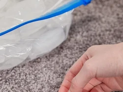 3 Bahan yang Ampuh Bersihkan Noda Lengket di Karpet