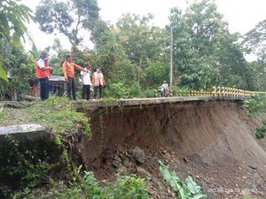 Tebing di Gadon Blora Longsor, Jalur Ngloram-Gadon Putus Tebing di Gadon Blora Longsor, Jalur Ngloram-Gadon Putus
