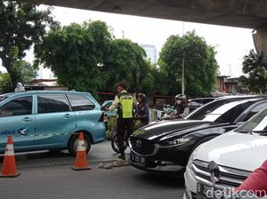 Detik-detik Sekuriti Tegur Pemotor Lawan Arah hingga Disemprot Cairan