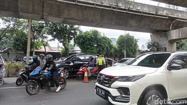 Petugas sekuriti mengatur lalu lintas di lokasi pemotor lawan arah di Jl Satrio, Kuningan, Jaksel.